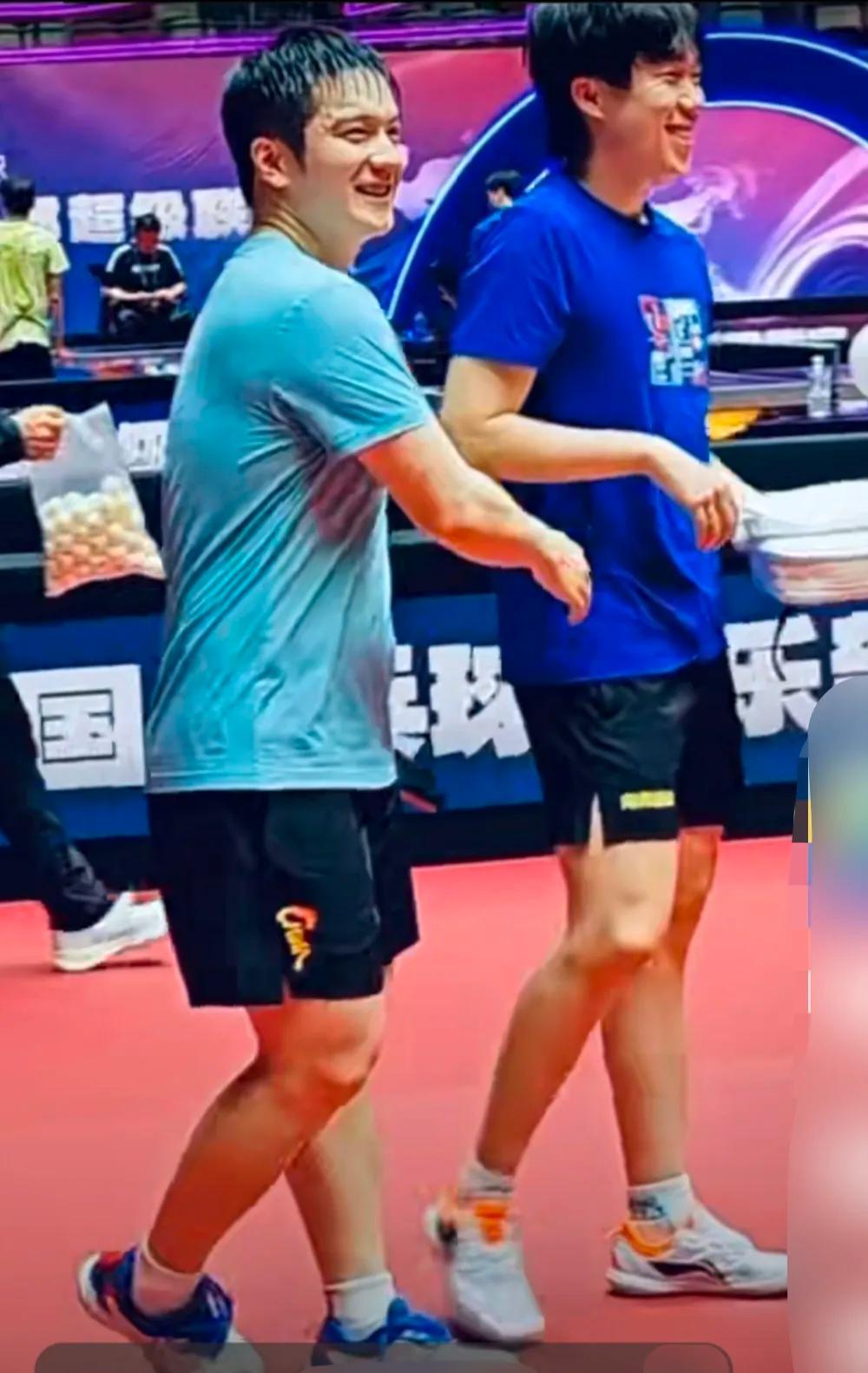 累到腿抖，瘦到见骨这一幕把全场看哭乒超厦门站第一天，樊振东刚练完，汗顺着下巴