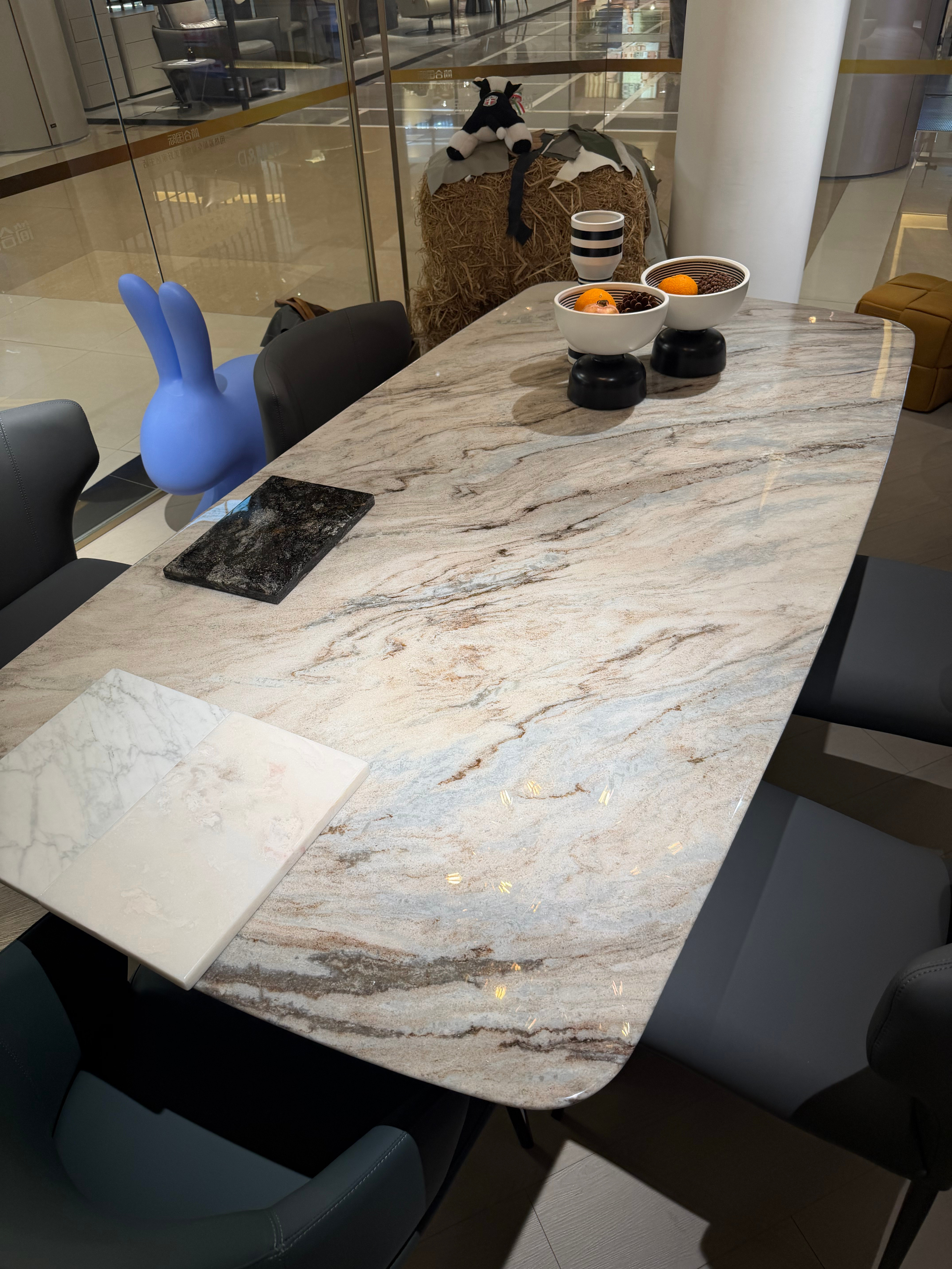 有便宜的我妈都没看上一毛钱不肯优惠，前天先走了，今天还是来买了一桌4椅17000