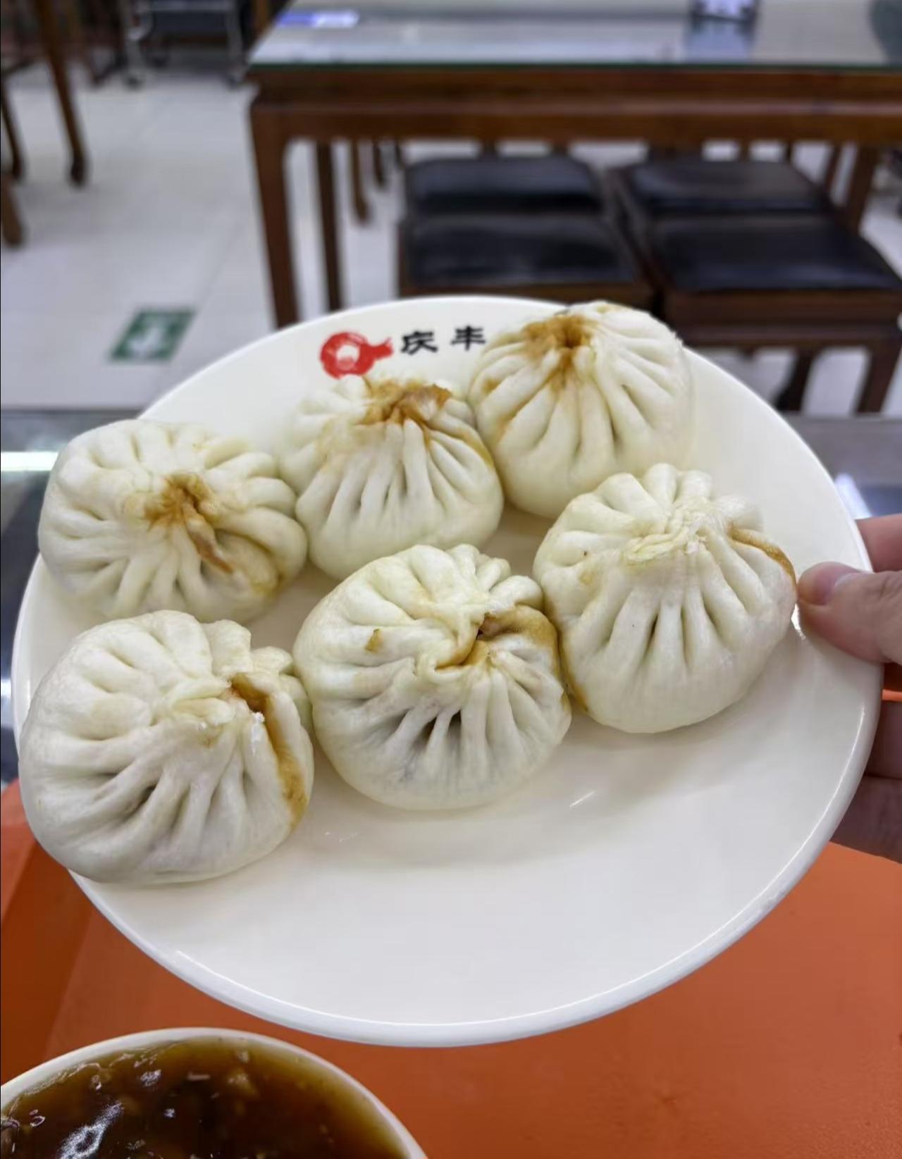 北方的包子都是按两称的吗？来北京的最后一天，跟朋友去吃大名鼎鼎的庆丰包子。