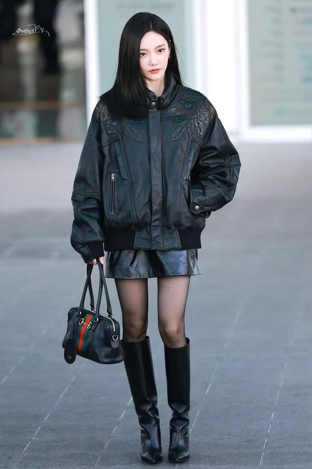 宁艺卓近照宁艺卓米兰出发look，复古皮衣搭配Borsettto手袋，黑长直发，