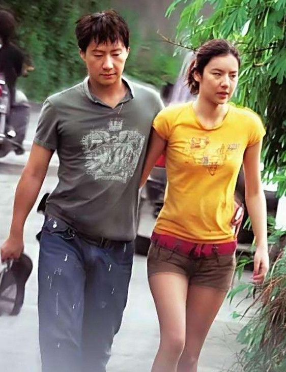 52岁黎明还在台上唱跳，粉丝尖叫掀屋顶。可当年7.5亿娶回的乐基儿，如今推着