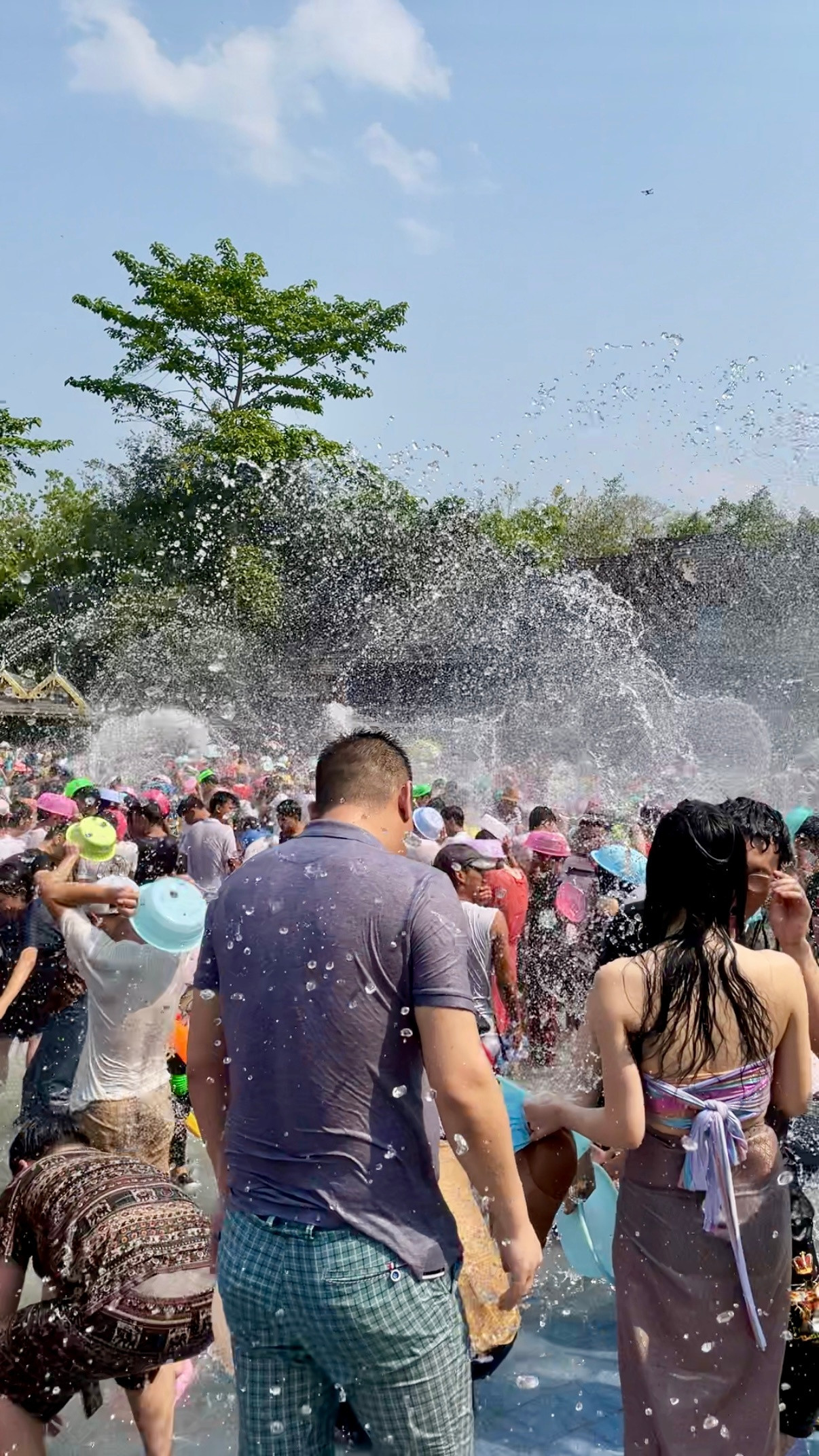 西双版纳泼水节，真的又疯又上头！白天被人从头泼到脚，妆花衣湿，连路都走不动，有人