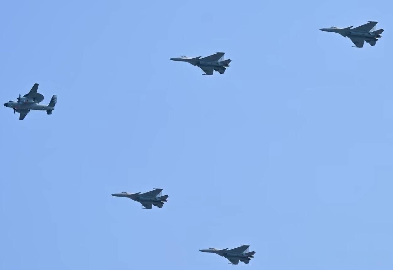解放军海军“福建”号航母(CV-18)未来舰载机编队阵容，分别为KJ