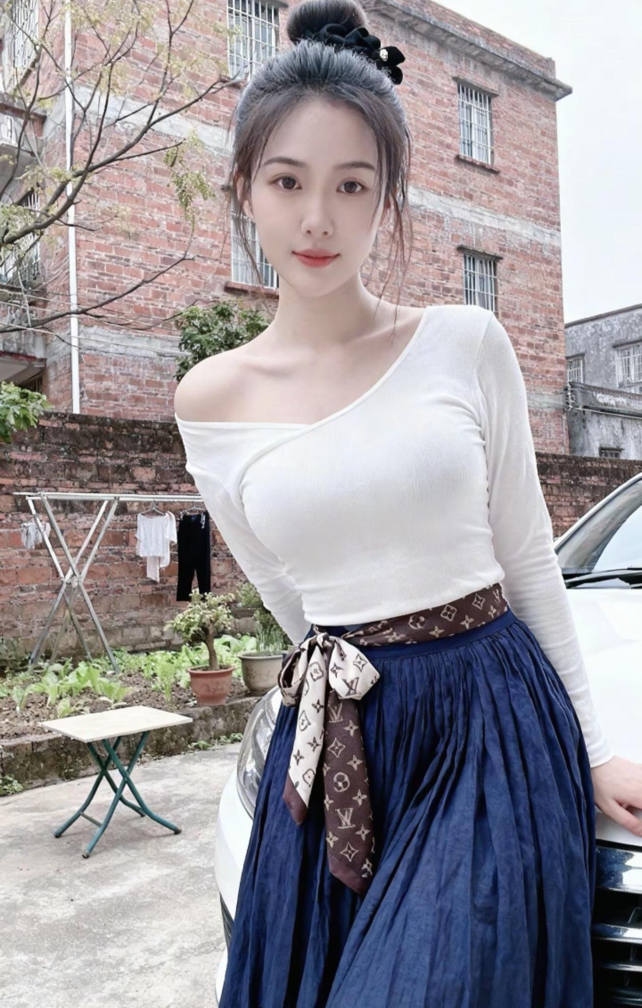 优雅气质穿搭，白色上衣+蓝色长裙，简约而不失时尚！