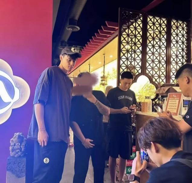 关系真好！胡明轩去美国探望曾凡博！中国男篮球员胡明轩和曾凡博私下的关系可真好