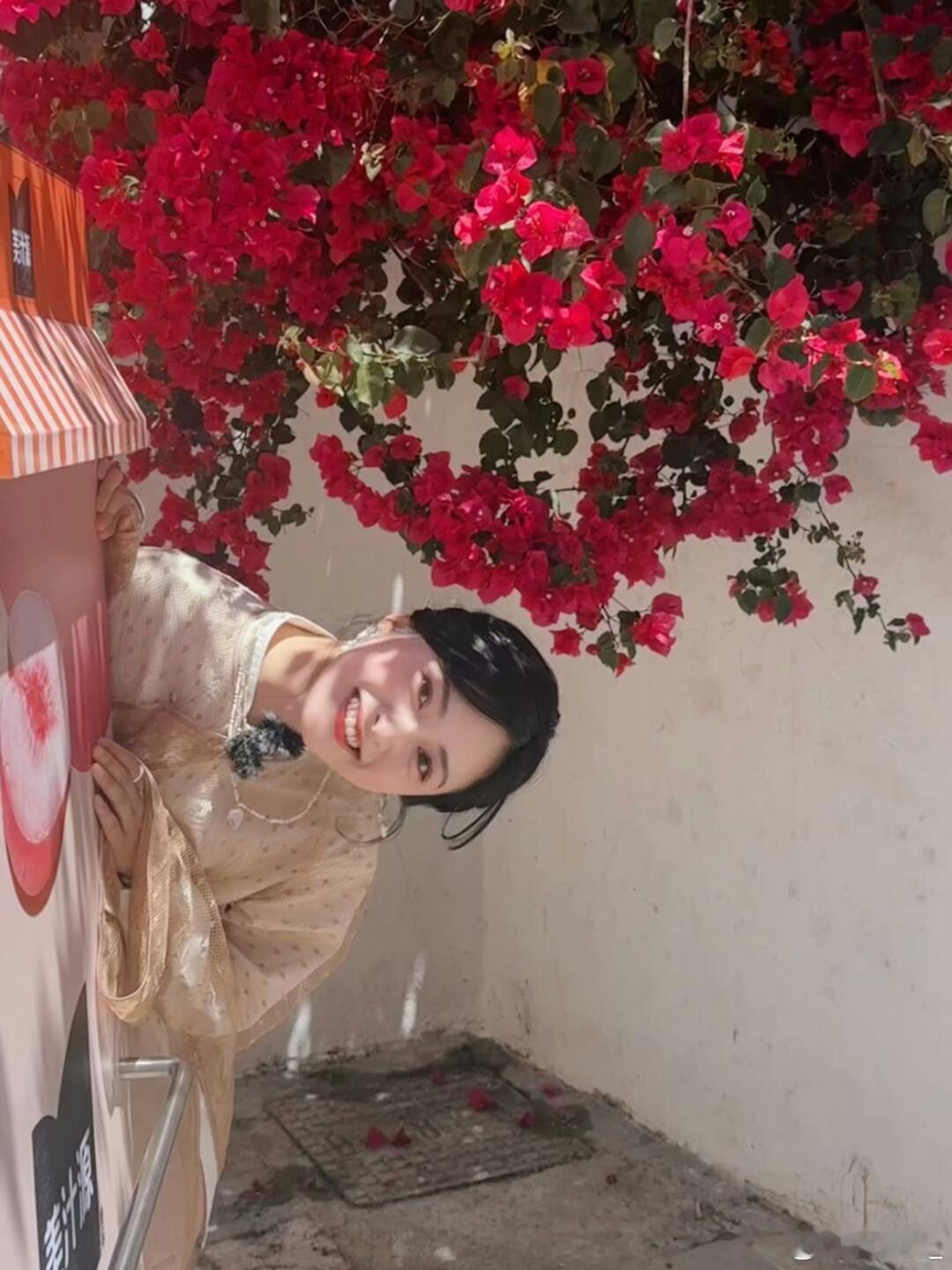 沈月在中餐厅的造型真的太美啦明媚认真的小厨娘！最后几张照片真的很像以前妈妈辈会贴