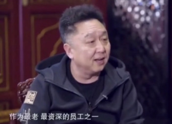 2004年，于谦正式加入德云社，郭德纲曾说“遇到谦哥是祖师爷赏饭”节目中主持人问
