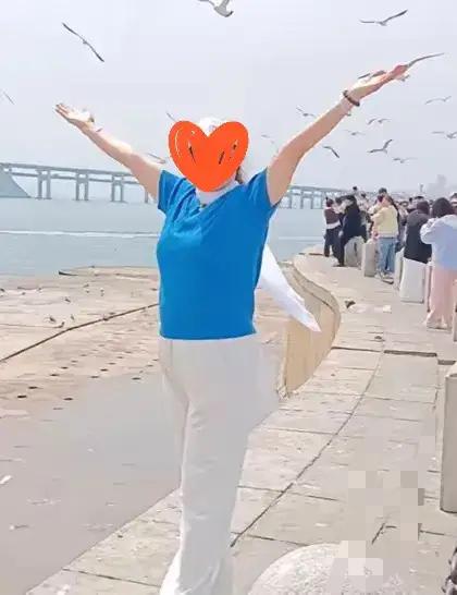 加上暴走团里没穷人，​我邻居大妈是暴走团领队，有次我问能不能加入，她上下打量我