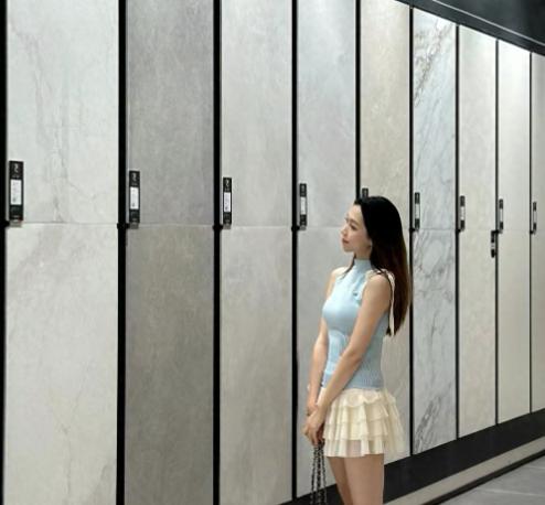 我家装修买瓷砖，跑了好几家店，越看越懵。最后遇到一个老销售，他拉住我说：别瞎挑了