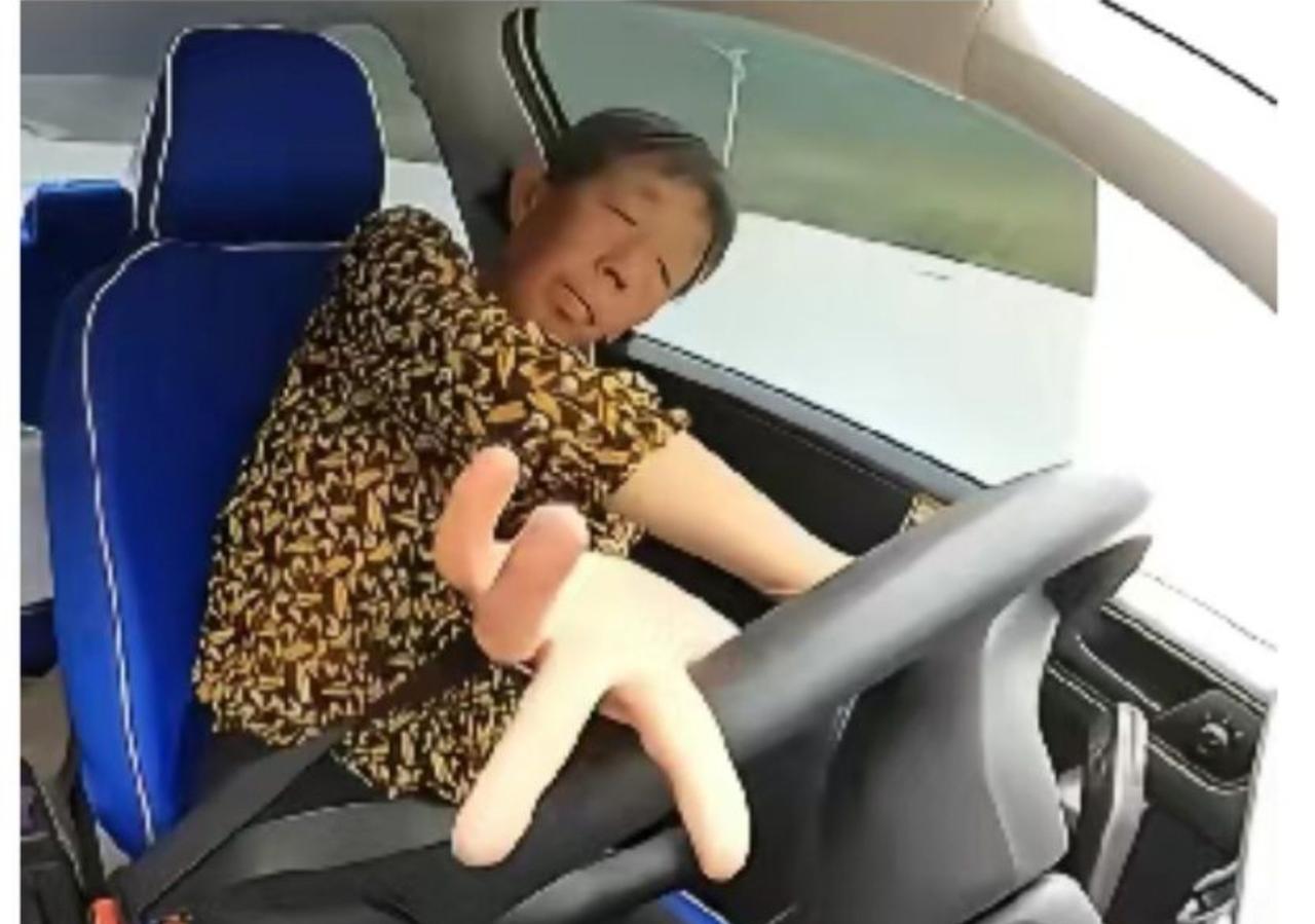 昨晚偷偷翻看老公手机，本以为会撞见出轨聊天记录。结果发现一个比出轨更让人五味杂