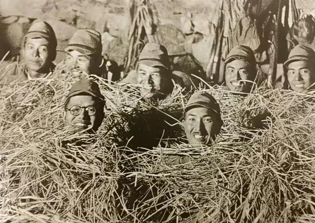 1938年10月，在大别山上日本鬼子因为缺少冬装而躲在稻草堆里防寒。他们穷途末路