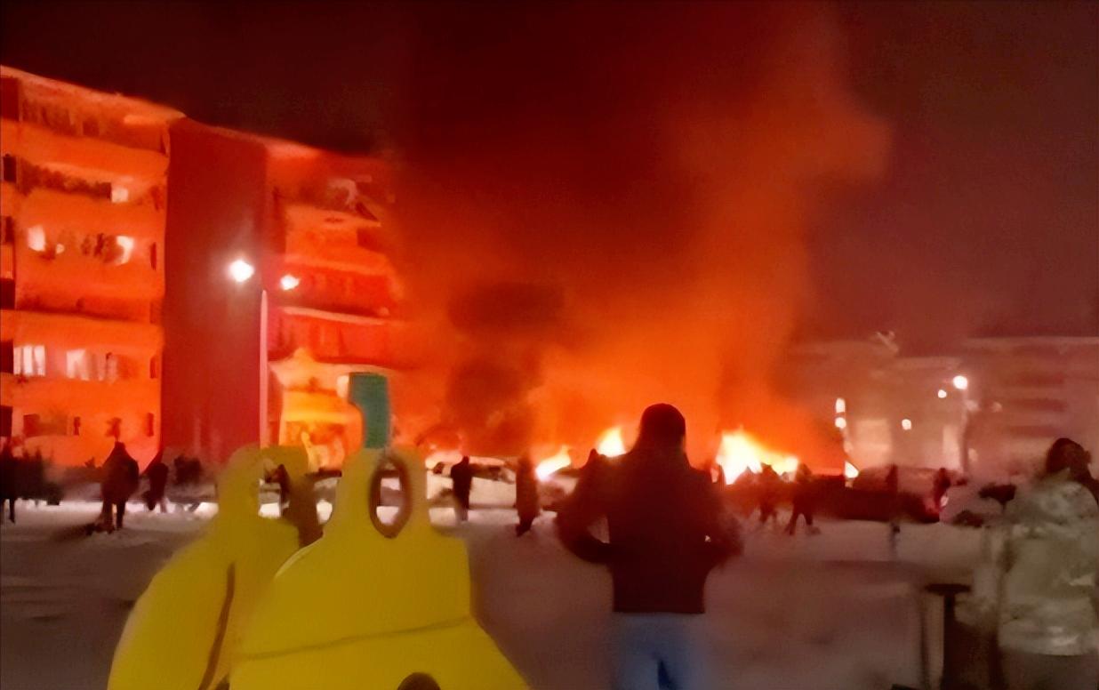 乌克兰直接放大招！一枚自己造的“粉色导弹”精准轰向俄罗斯本土港口，火光冲天、浓烟