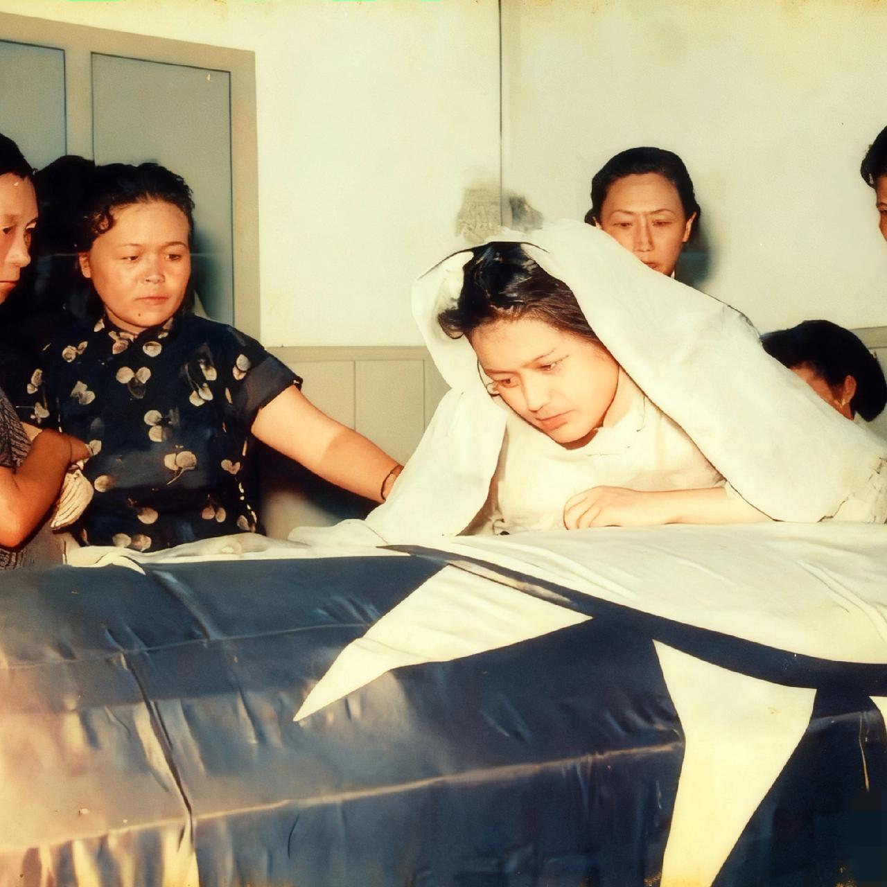 这是1954年，汤恩伯葬礼的现场，从镜头中我们可以看到，祭奠仪式上冷冷清清，只有