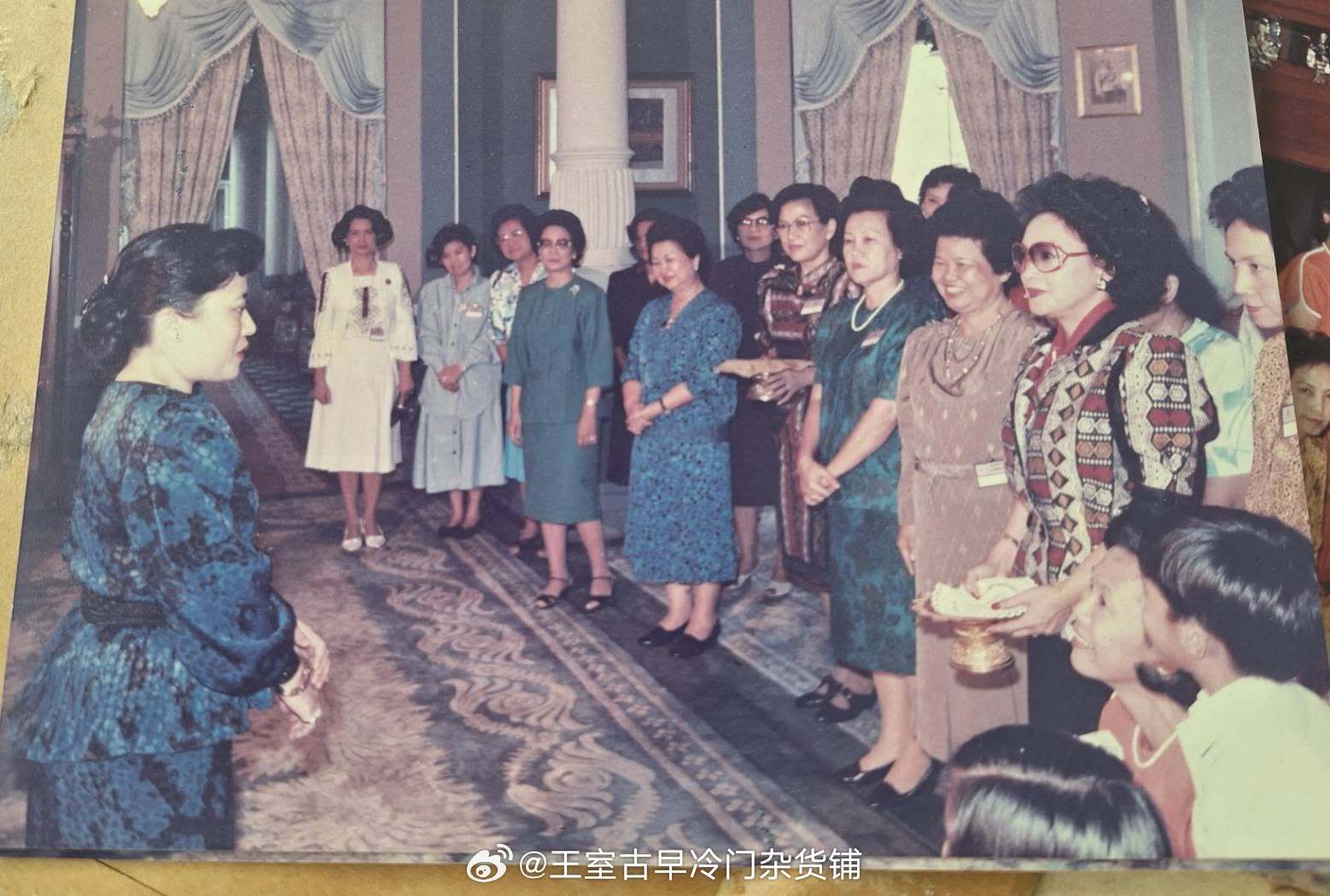 王室王室泰国王室暹罗往事老照片：1990年7月13日，颂妃昔日的同学和老师到安