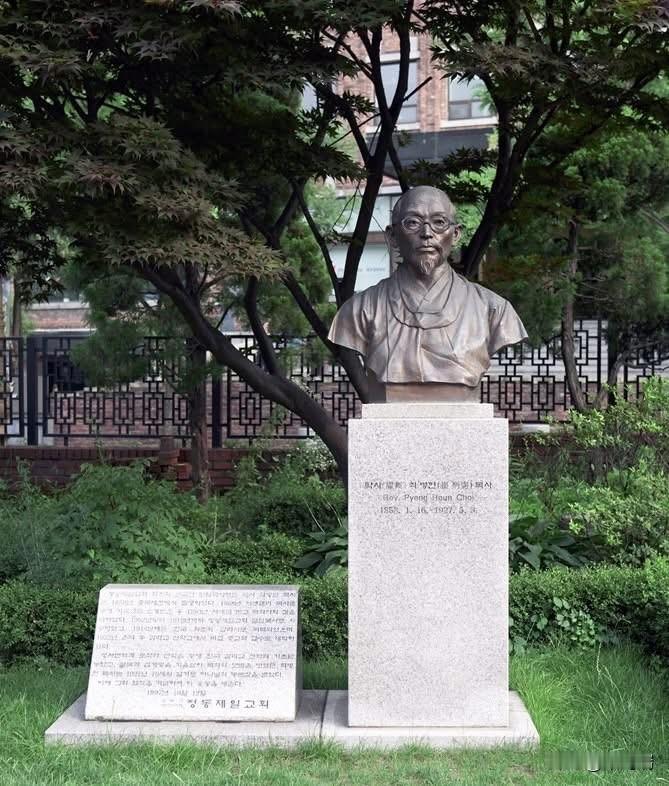 这座雕像展示的是韩国基督教历史上著名的卓斯（濯斯）崔炳宪牧师（탁사최병헌목사