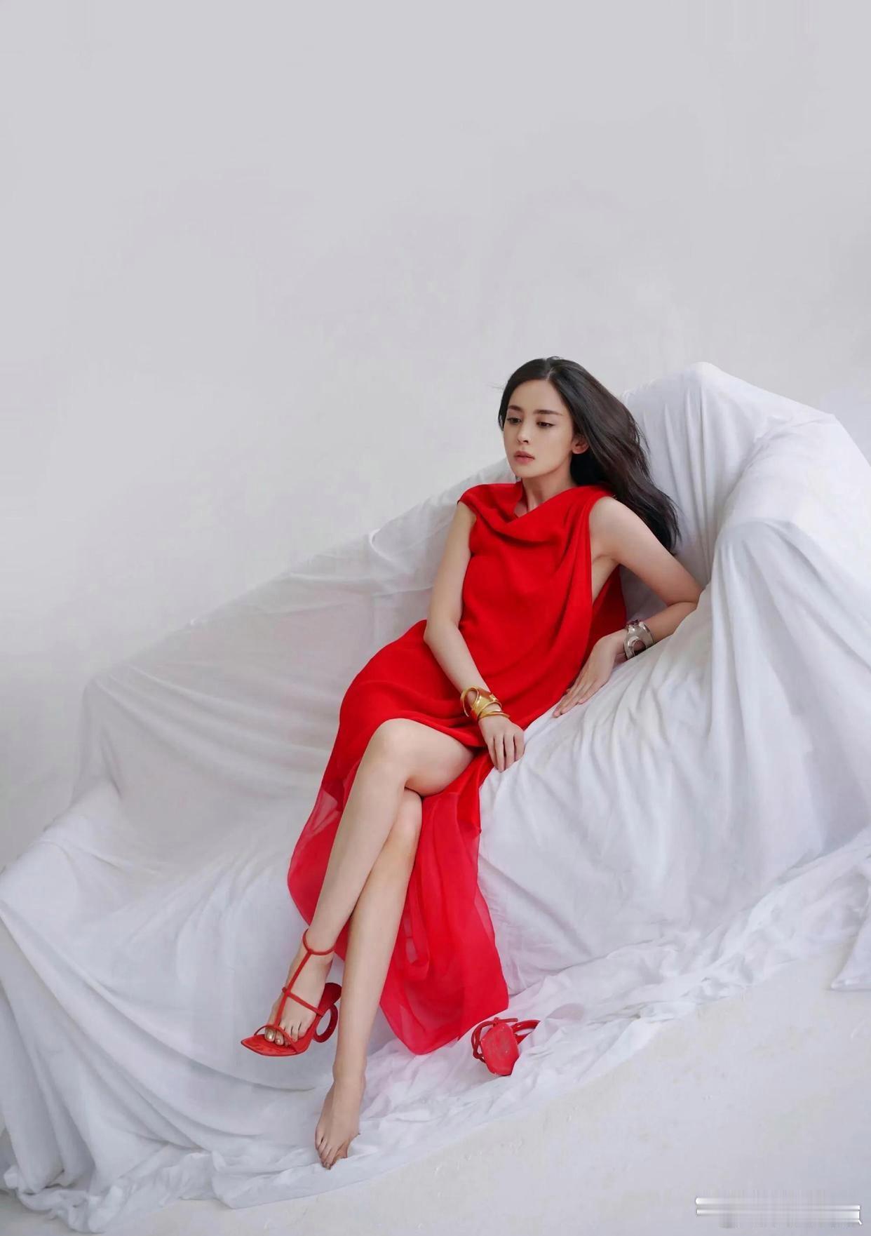 古力娜扎一双长腿优越吸睛，线条匀称好看，属实让人惊艳。