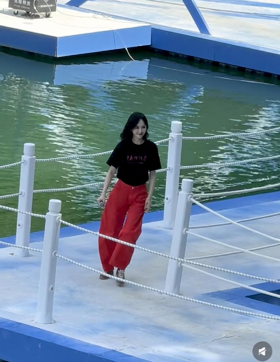7月14日，唐嫣现身贵州长顺县参加活动，穿了宽松的红裤子和平底运动鞋，个子好高，