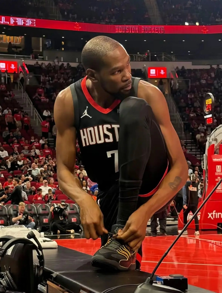 巨星效应！有休斯顿火箭球迷说，宁肯看着杜兰特顶着对方五个球员投关键球不中，也不