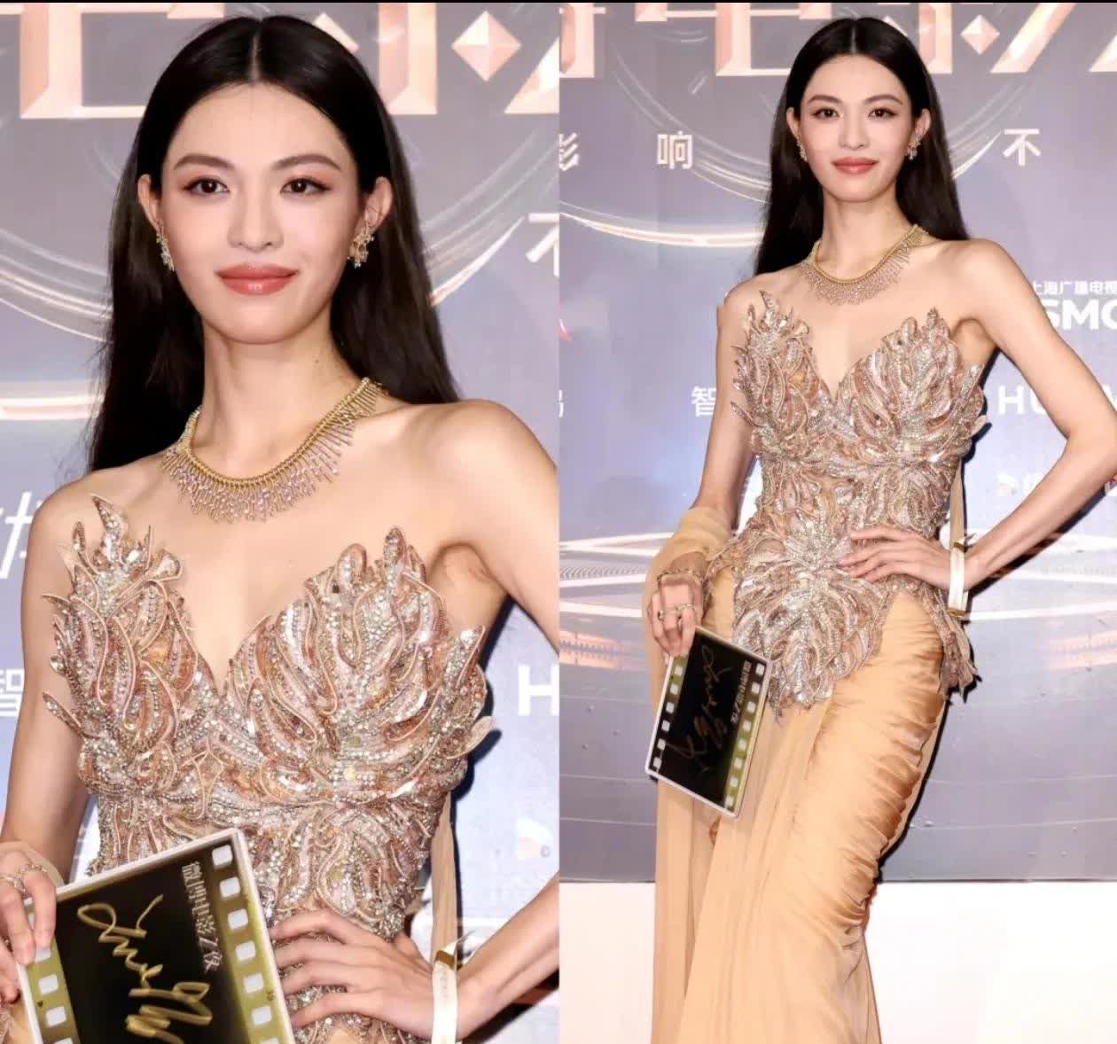 都说钟楚曦美的很权威以前完全get不到她的美点但是今天微博红毯之
