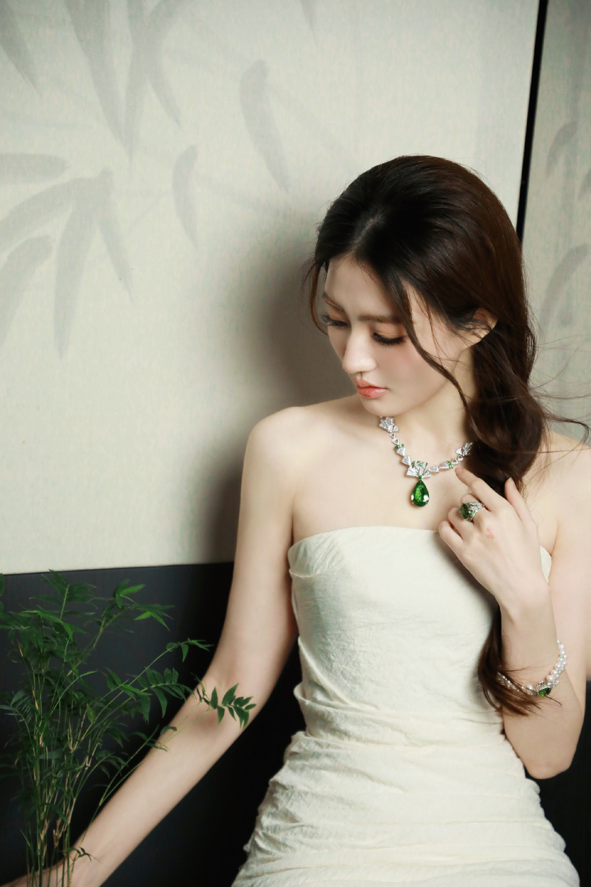 徐璐Cigalong晚宴穿搭，一袭白色抹胸裙真好。徐璐