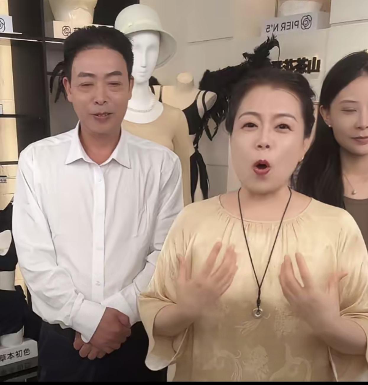 许妈今天直播间说了很多心里话；许敏说；家人们，Z近看到网上很多声音，心里确实有