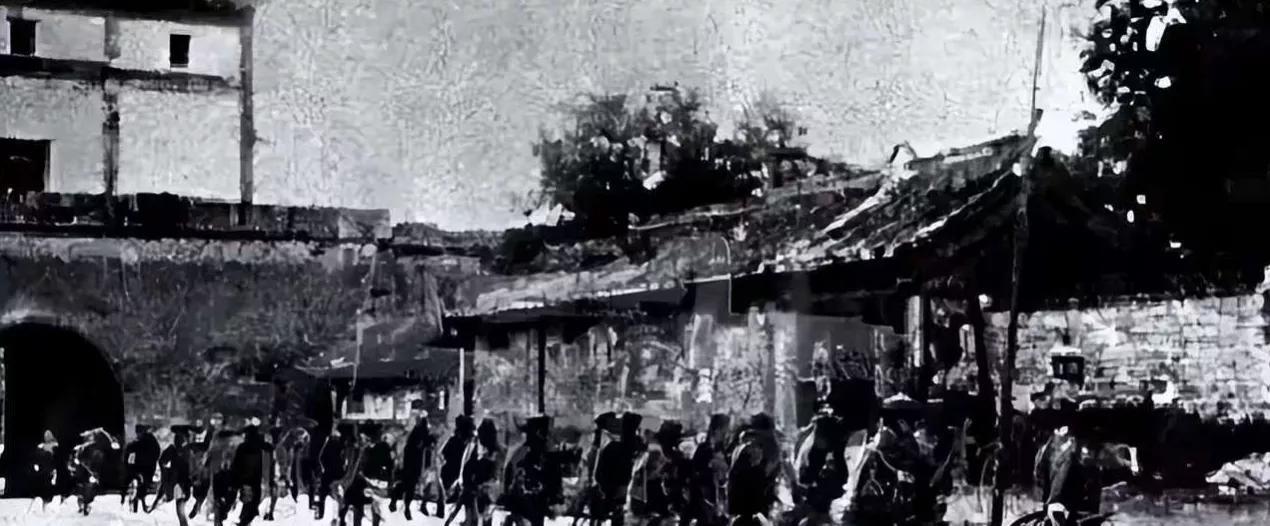 1937年12月，南京城在战火中陷落，但鲜为人知的是，在扬州以北的邵伯湖畔，一座