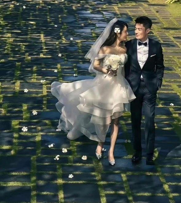 至今都封神的结婚照！