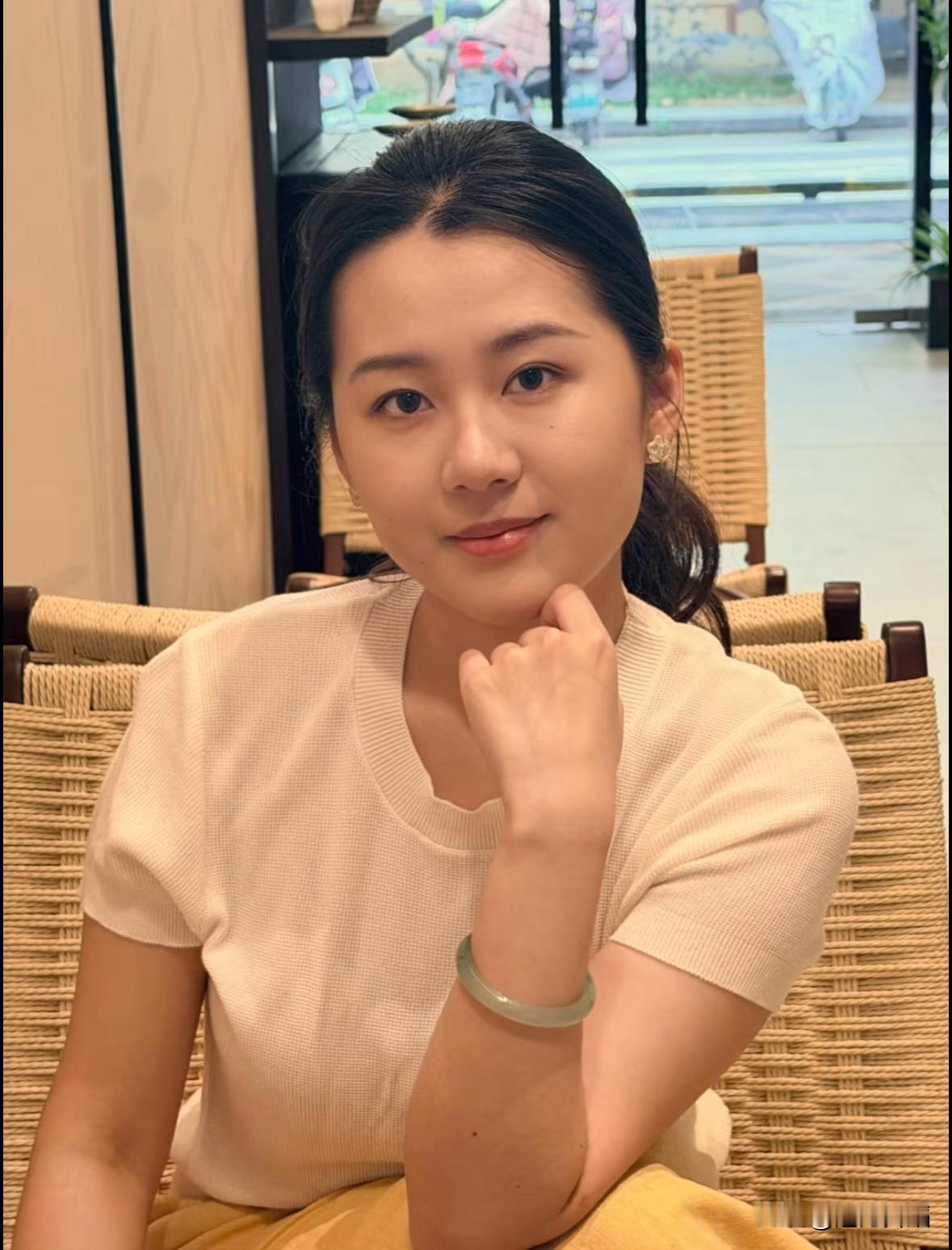 同学聚会，久违的女同学，一个是暗恋我的，一个是我暗恋的！第一个是暗恋我的，第二个