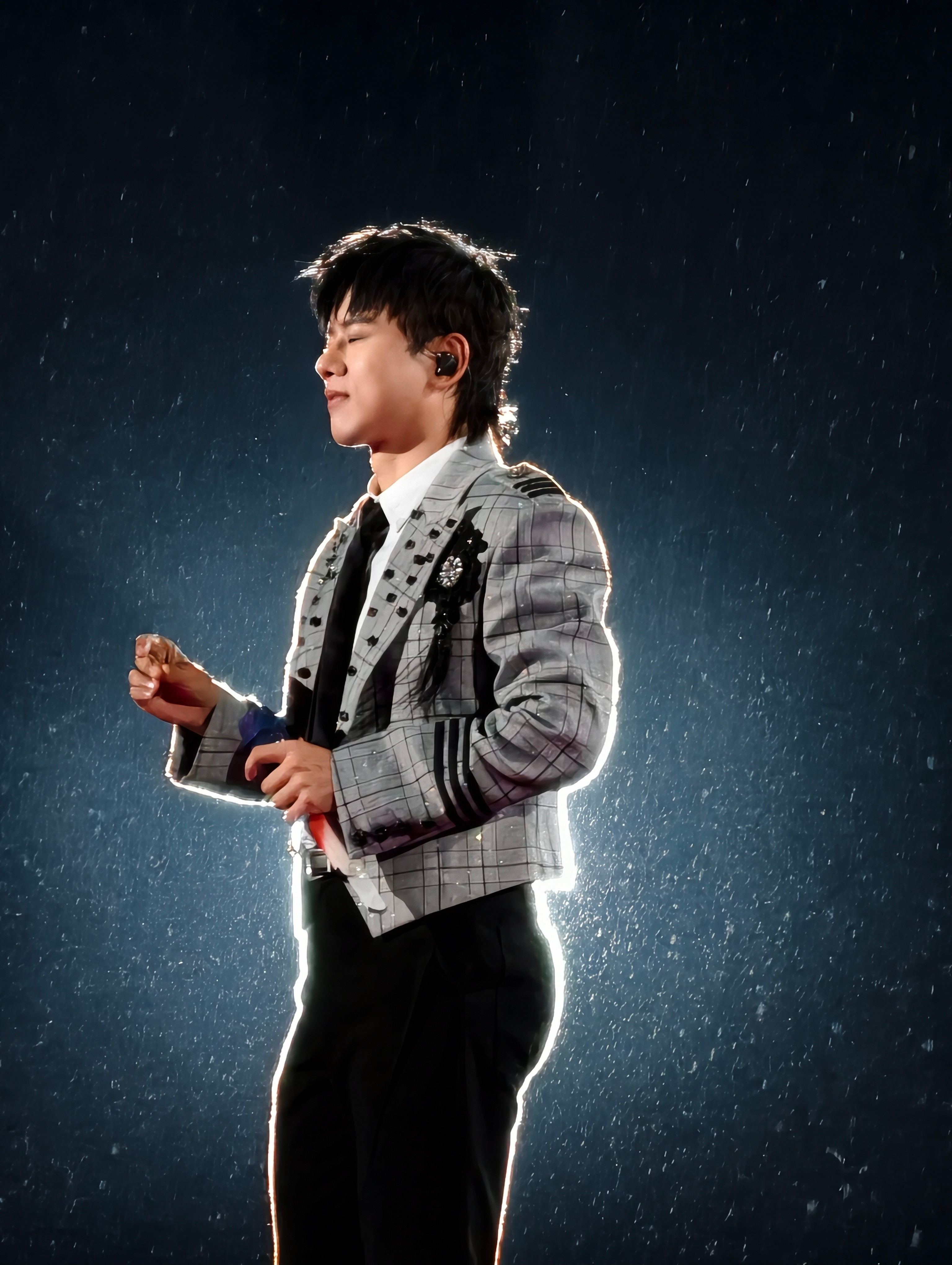 张杰给100多名员工发超万元红包真不错，这是实实在在，原来你们真有年终奖啊！1