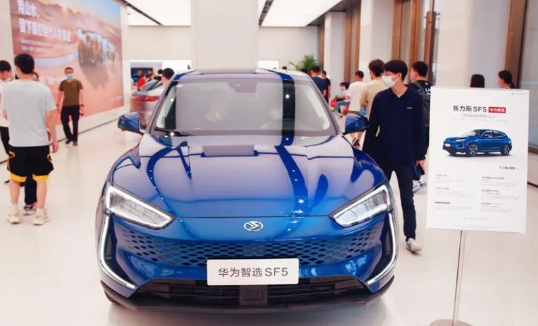 赛力斯和华为合作后的成绩确实惊人。以前赛力斯以3万微型面包车闻名，谁能想到和华为