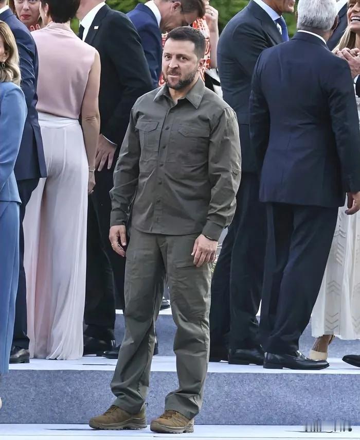 一片哗然！泽连斯基简直成了无期限总统。当地时间1月14日，由于乌克兰总统泽连斯