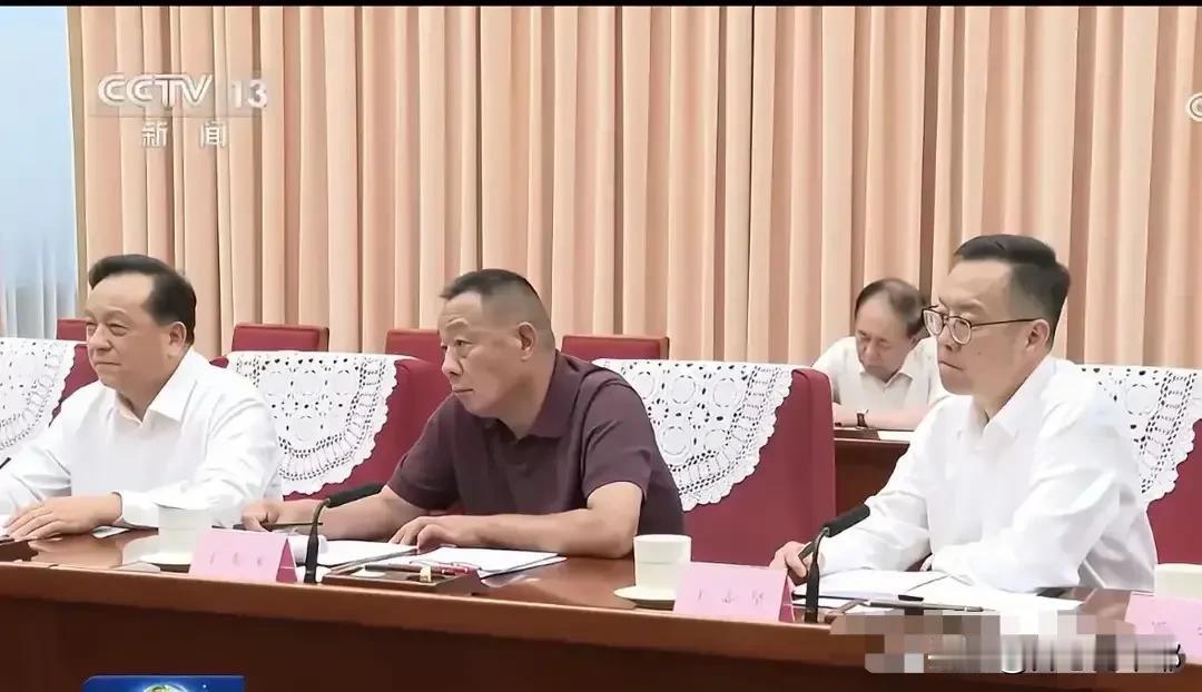 有多少人知道这张图的含金量吗？于东来亮相新闻联播，左边是中石化董事长，右