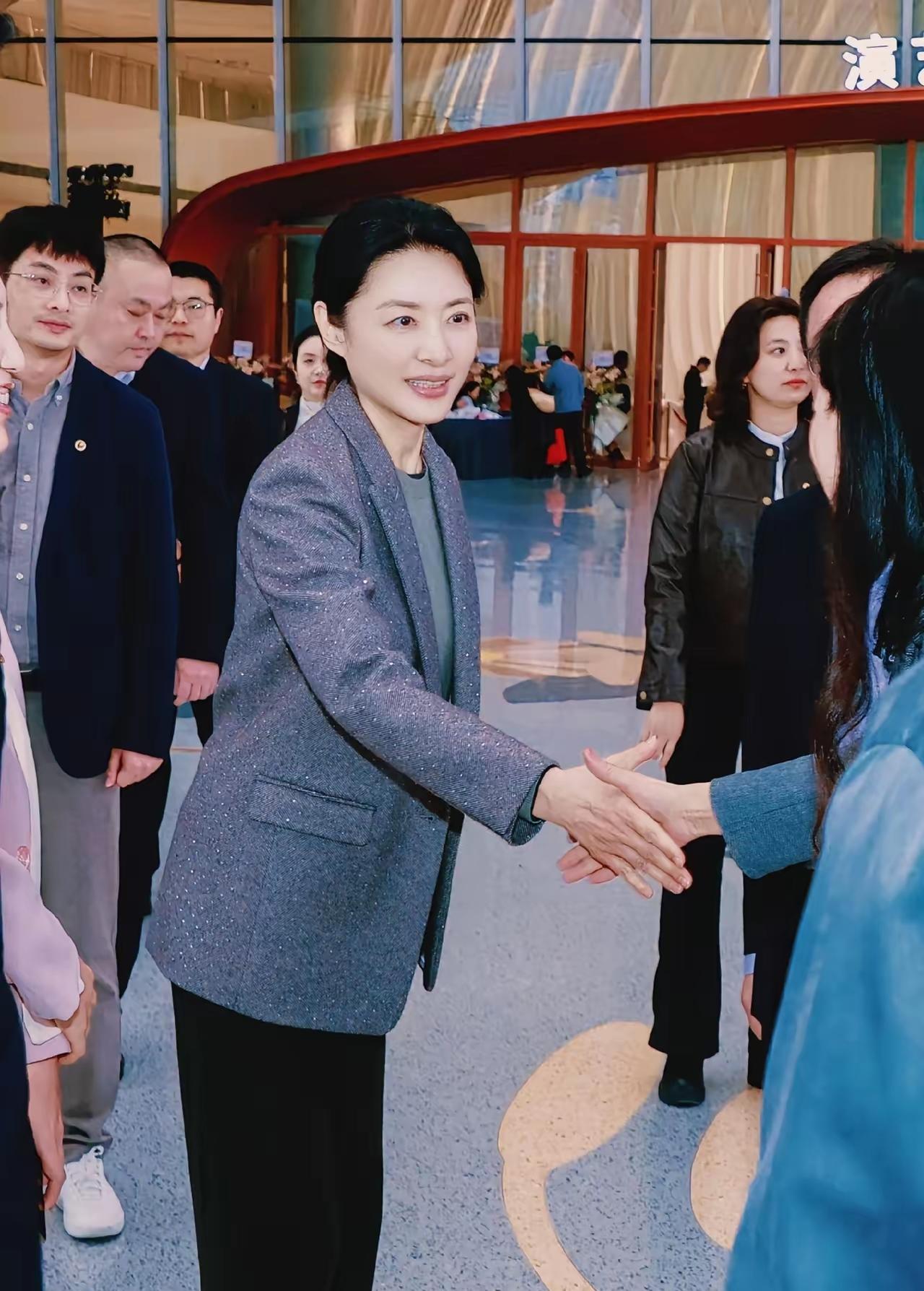 不愧是体制内的女人，快60岁的人了，气质依旧从容又耀眼。岁月仿佛偏爱她，这么