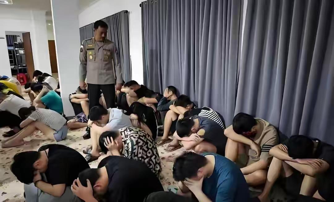 境外高薪全是陷阱，真的别再轻信了！5月3日，四名三十岁左右的国人，经熟人