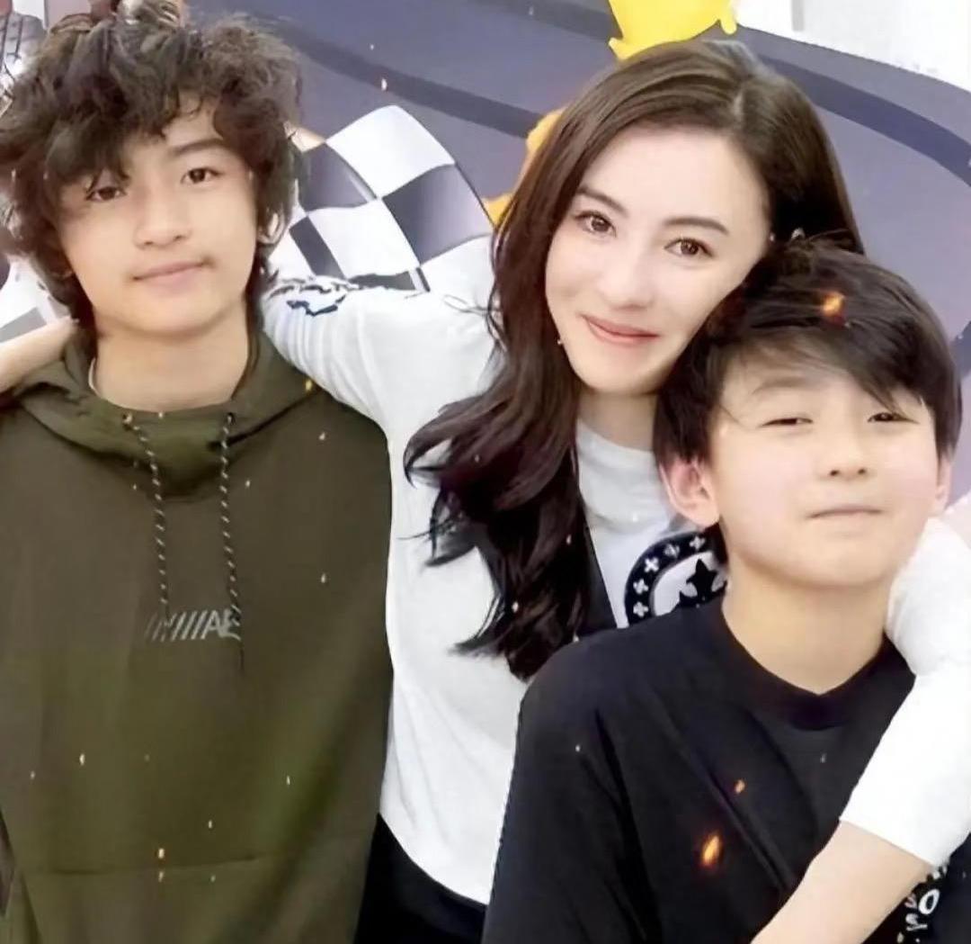 谢霆锋一家的这顿饭，真是把中国式家庭关系展现得淋漓尽致。前儿媳张柏芝的待遇，可