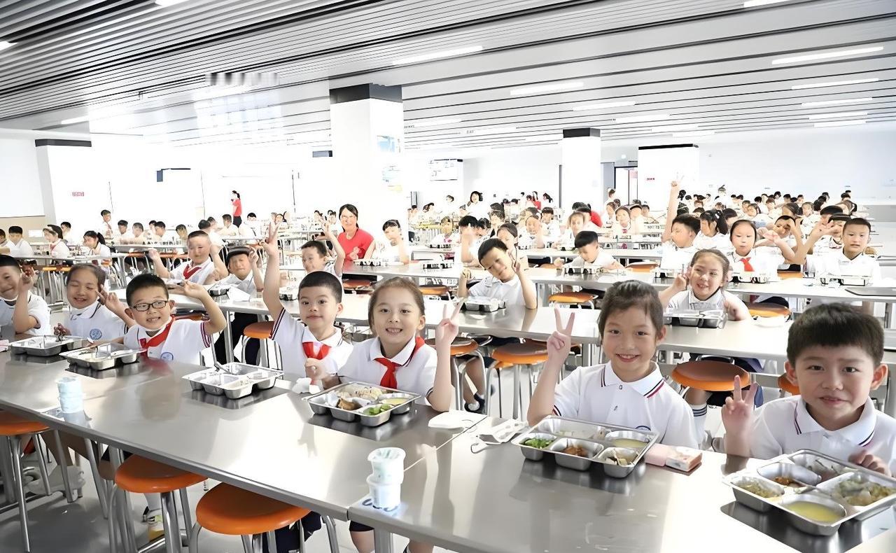 北京又给全国打样了！2027年中小学食堂100%自营，校外配餐清零这个消息，