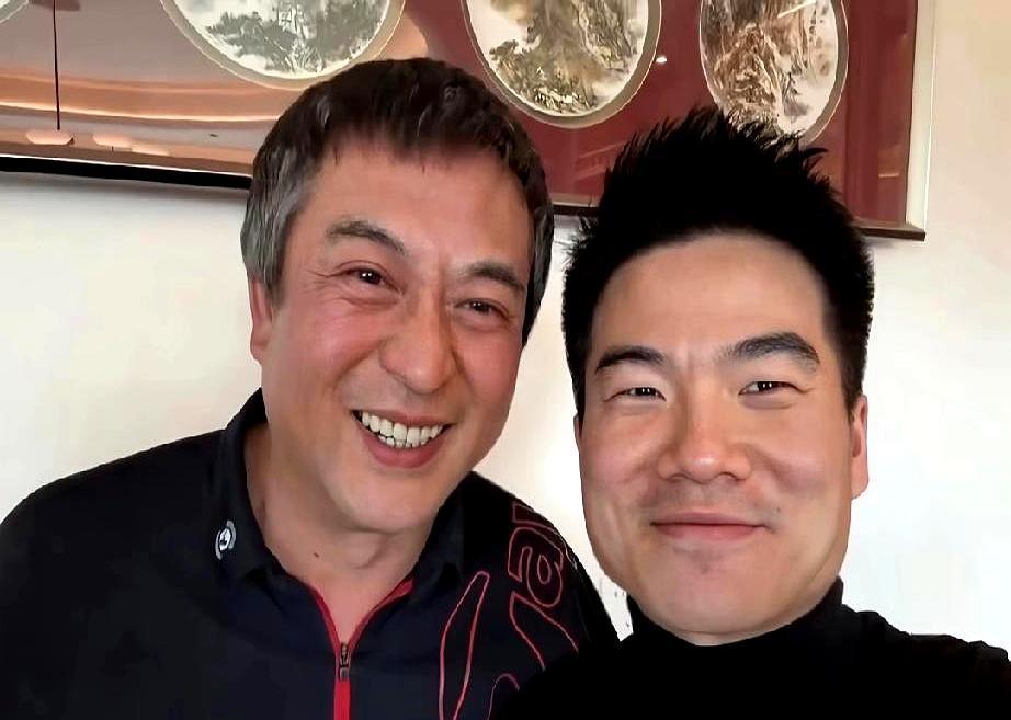 半夜十二点推开张嘉译的家门，迎面砸向董宇辉的不是名贵好茶，而是一盆白面馒头和炸酥