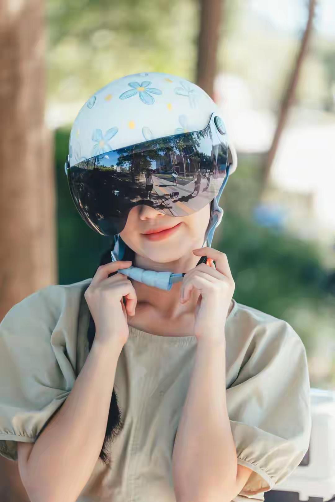 头盔镜片花了，怎么办？最近方法分享给你！先判断划痕深浅：指甲划过无感可修，有