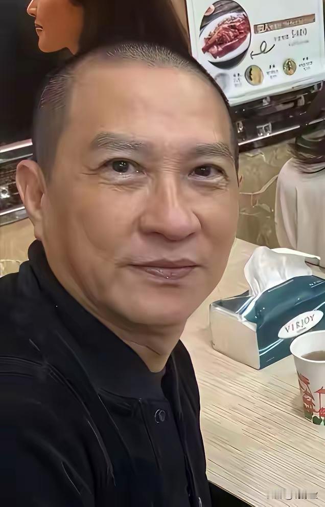 他俩夫妻倒是长得越来越像了