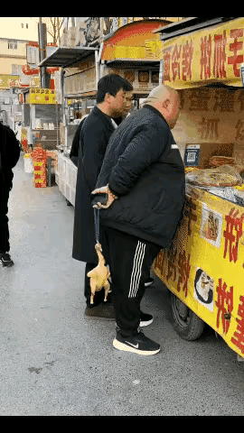说实话这玩笑开的如果是我媳妇你把她买的鸡炫走了她不追你二里地才怪[捂脸哭]