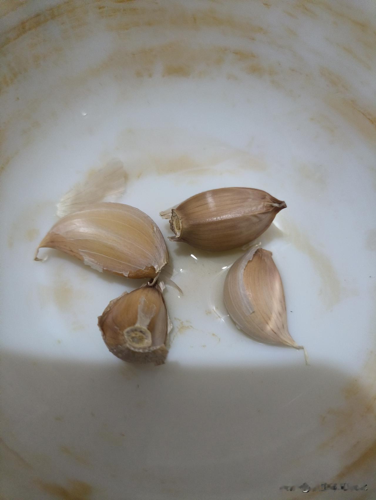 面与大蒜堪称绝配，无论何种面，都少不了大蒜的陪伴。倘若面馆老板没给食客准备大蒜，