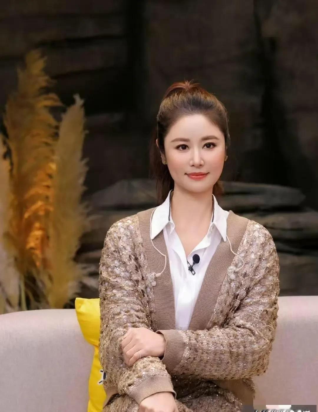 林心如的皮肤真相，可能不是护肤品的功劳，是算法的胜利。狗仔的镜头怼脸拍到了下垂