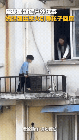 “上央视了！”4月27日，江苏，一个小男孩偷偷翻到了窗外的空调平台玩耍，妈妈发现