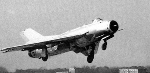 1990年8月，空军飞行员王宝玉反常地摘下手表让战友保管，然后驾机起飞，到达预定