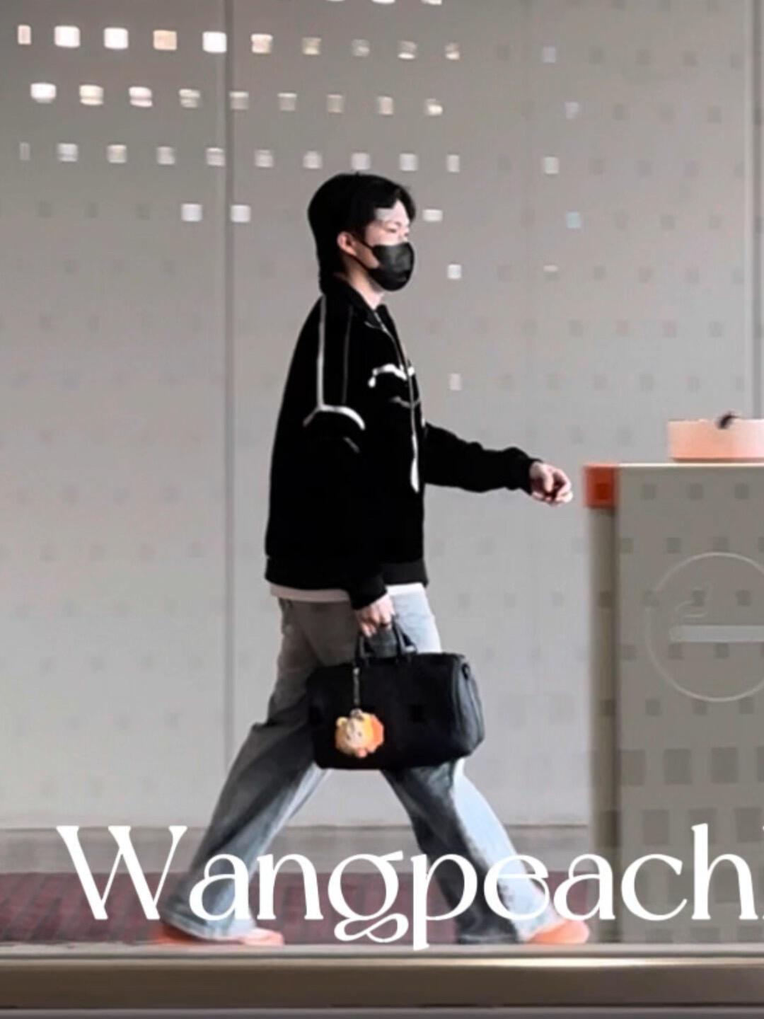 王楚钦到达了，看到hoho就知道安全落地，真的很开心，他也有童心，喜欢小东西！