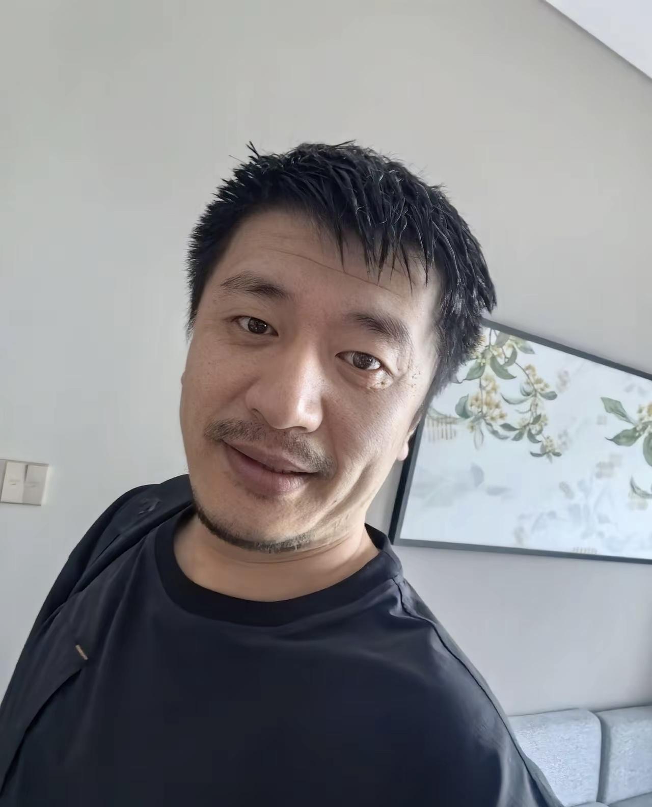 滤镜之外：张雪峰的素颜，是千万中年奋斗者的身体镜像当直播美颜滤镜褪去，张雪峰的