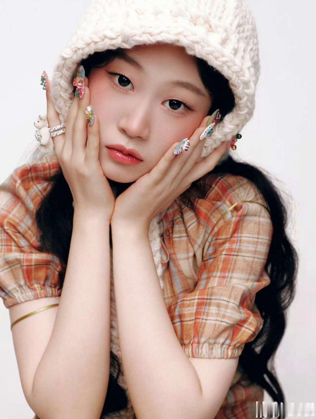 get到沈佳润了谁懂沈佳润的十二月刊封面，这次我真的狠狠get了！古灵精怪的气