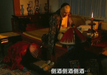 当年，拍雍正喝醉，握着乔引娣的手不松开这场戏时。场景还在准备阶段，摄影师、灯光师