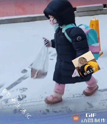 近日，黑龙江，一名女子送完孩子去幼儿园，不料回来的路上，看到一个小女孩，没有家长