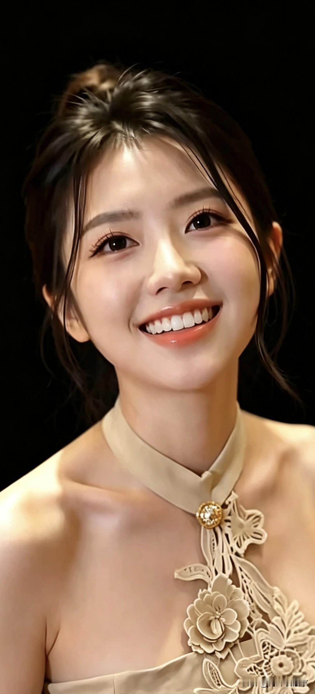 马尾辫美女（十五）纯粹的黑色背景将人物的光彩尽数烘托，明媚灿烂的笑容极具感染